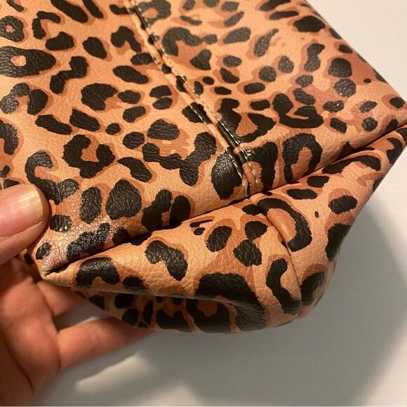 Steve Madden cheetah print make-up travel bag 6x9x6.5 - Picture 10 of 10
